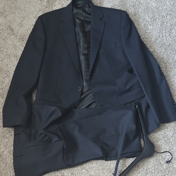 Geoffrey Beene Black Suit with Classic Tailored Design - Picture 1 of 6